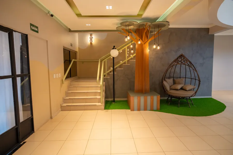 Hall de entrada com árvore decorativa